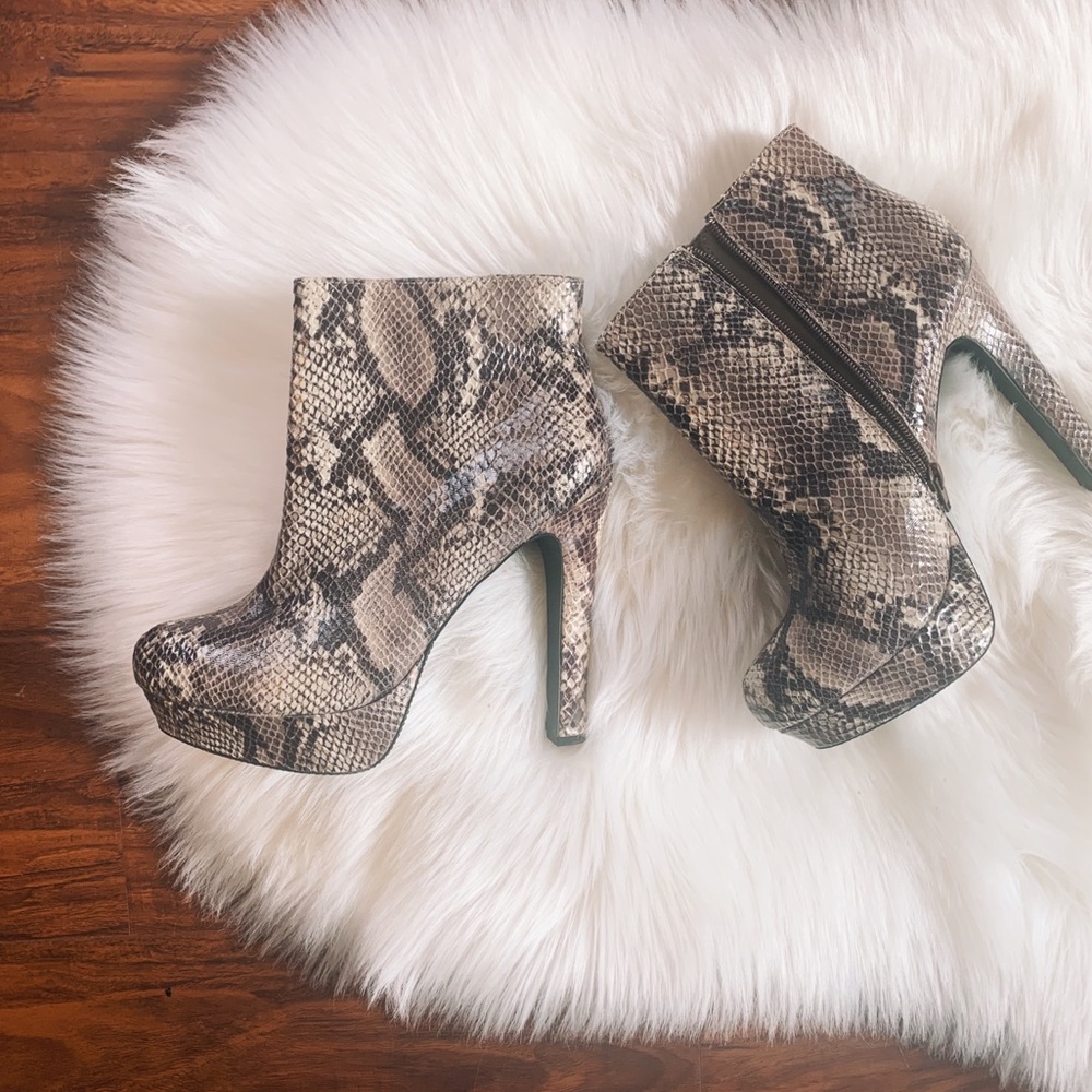❤️ Snake skin closed toe high heel booties ❤️